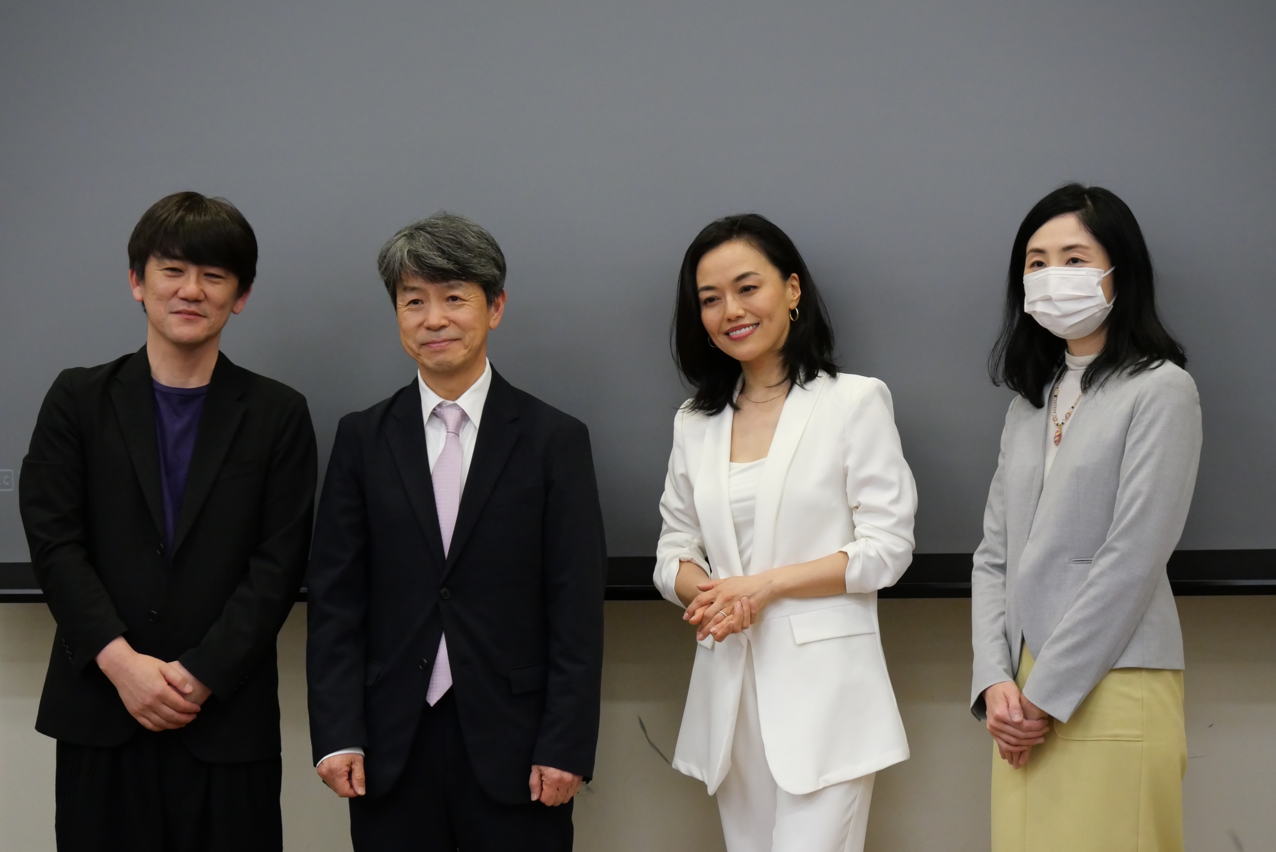 （左から）堤教授、吉川教授、由水氏、足立教授